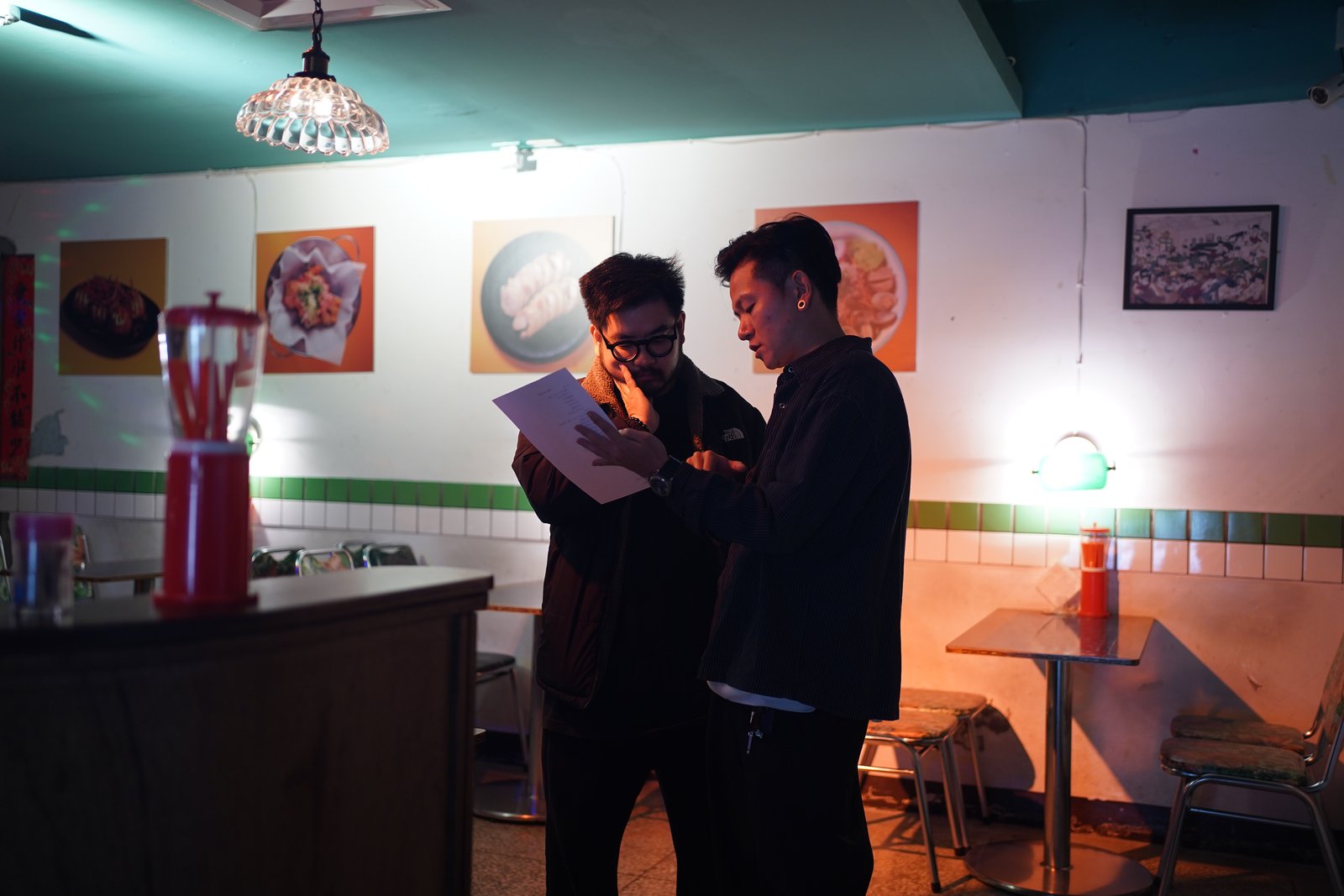Jeff 與 Sam 在純愛小吃部討論菜單