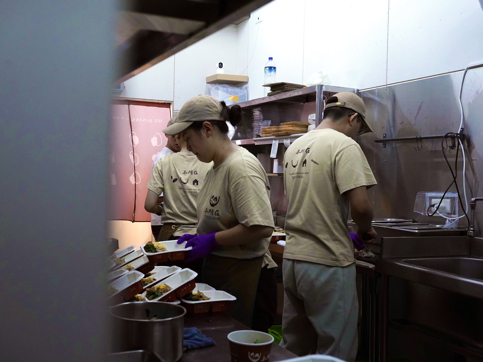 現場人員進行餐盒組裝