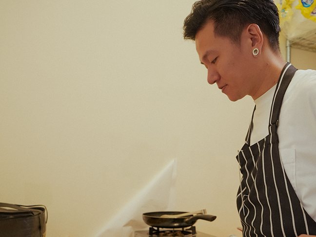 主廚在現場製作餐點測試